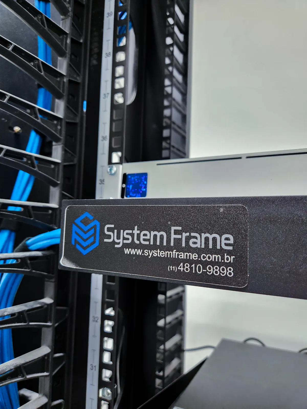 Equipe System Frame em infraestrutura e instalação