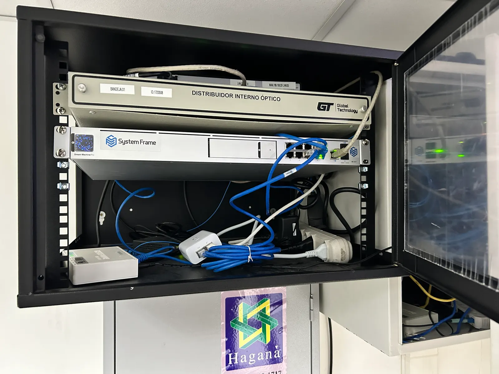 Equipe System Frame em infraestrutura e instalação