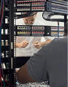 Equipe System Frame em infraestrutura e instalação