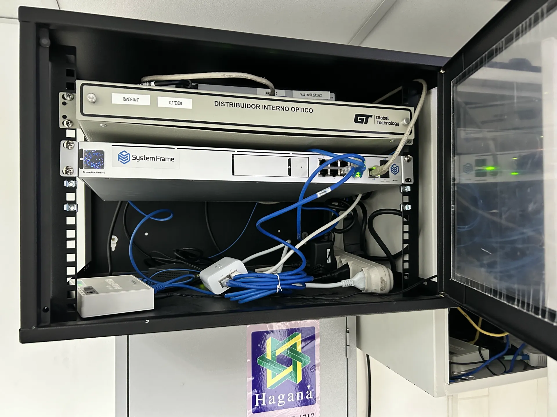 Rack e fibra óptica entregues — case CBRE