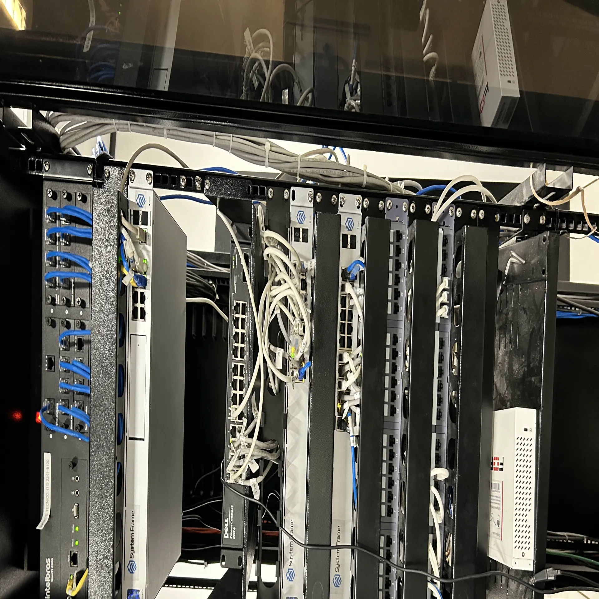 Rack corporativo organizado — CBRE